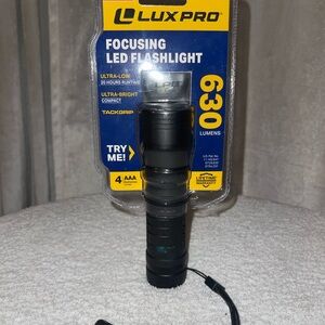 Black Focusing LED Flashlight - 630 Lumens